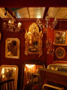 Le objets Regence Style Mirror