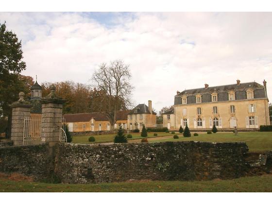 Here it is with the outbuildings. Pas mal!