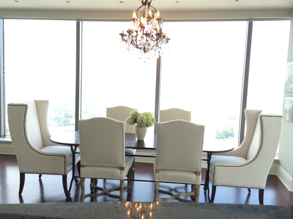 The downsize means cutting the superfluous. Just keep what matters...like a fabulous dining table and a beautiful antique chandelier.