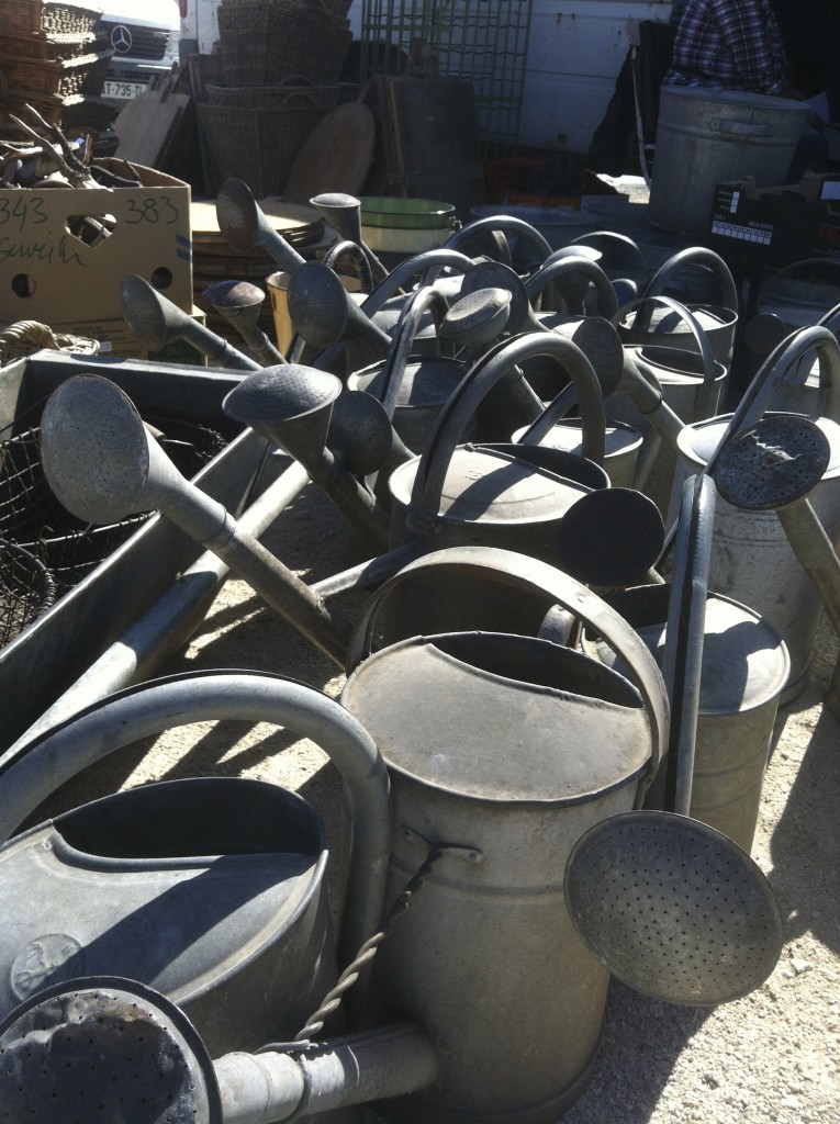 Un lot of watering cans.
