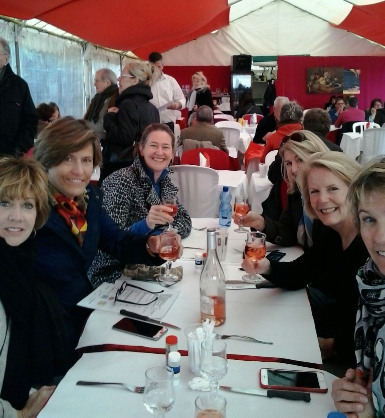 Building friendships around the table at the Chatou market
