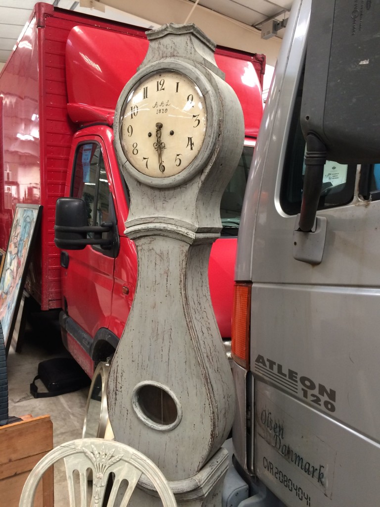 How could anyone refuse this charming clock? We love the rounded head and "belly"...not to mention the perfect blue-gray paint.