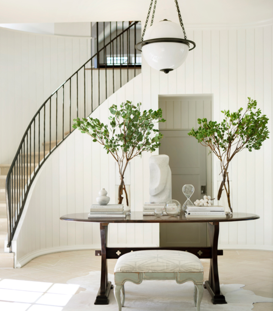 The house welcomes you with a spacious, light-filled and graceful foyer.